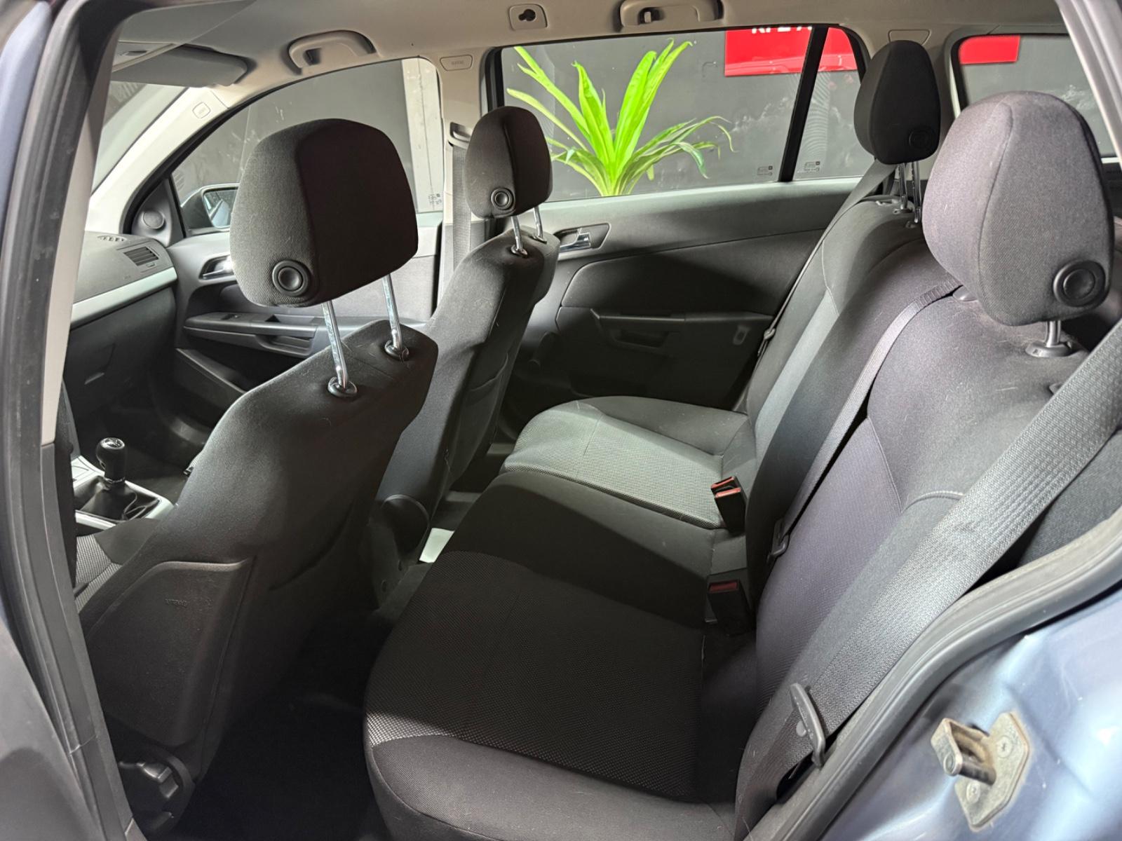 Opel Astra 2009 — photo 8