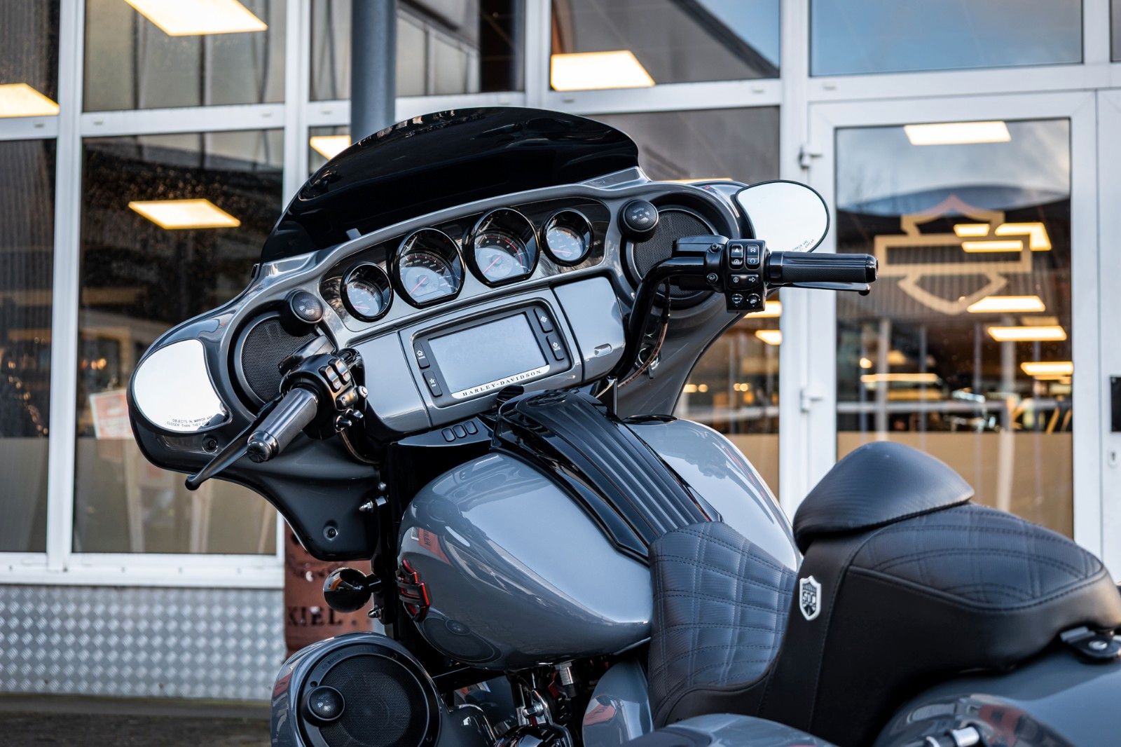 Fahrzeugabbildung Harley-Davidson FLHXSE CVO STREET GLIDE 117 cui - Jekill -