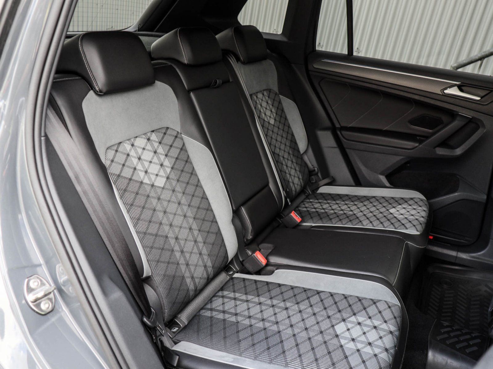 Volkswagen Tiguan 1.5 TSI R-Line Black AHK Kamera HUD foto 4