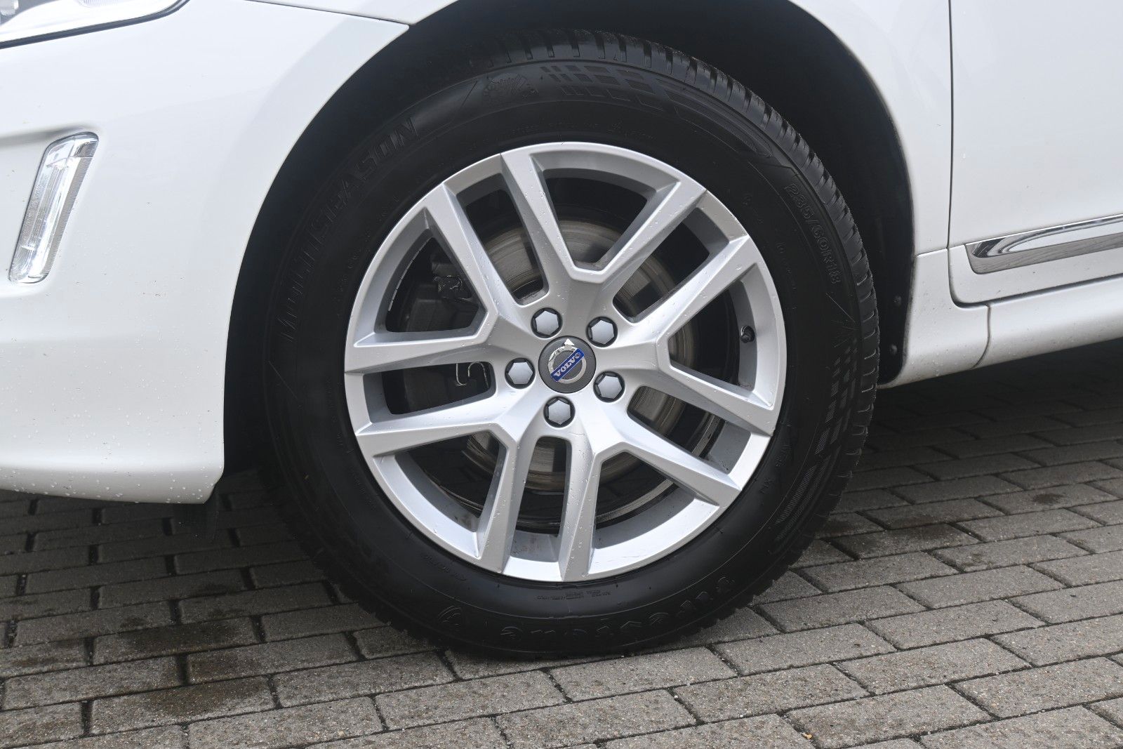 Fahrzeugabbildung Volvo XC60 D3 Autom. FWD Summum*Bi-Xenon*RFK*BLIS