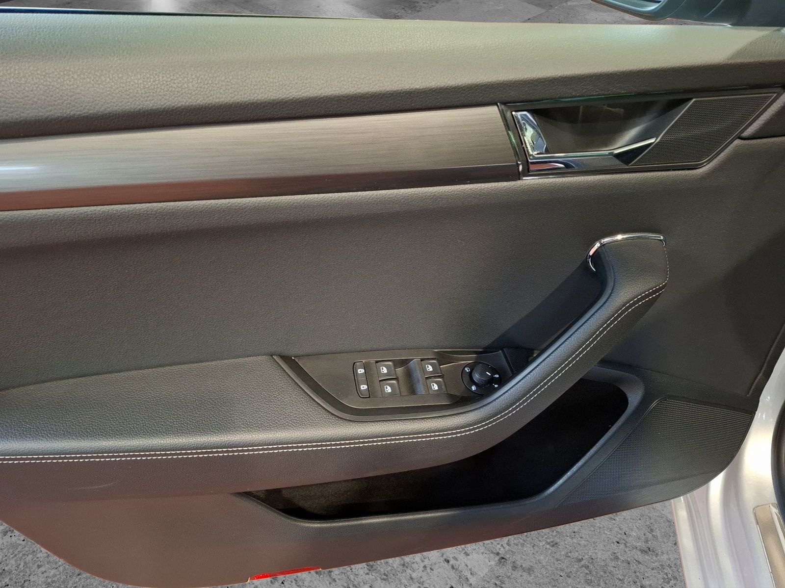 Fahrzeugabbildung SKODA Superb Combi TSI Style DSG Matrix AHK Navi AID b