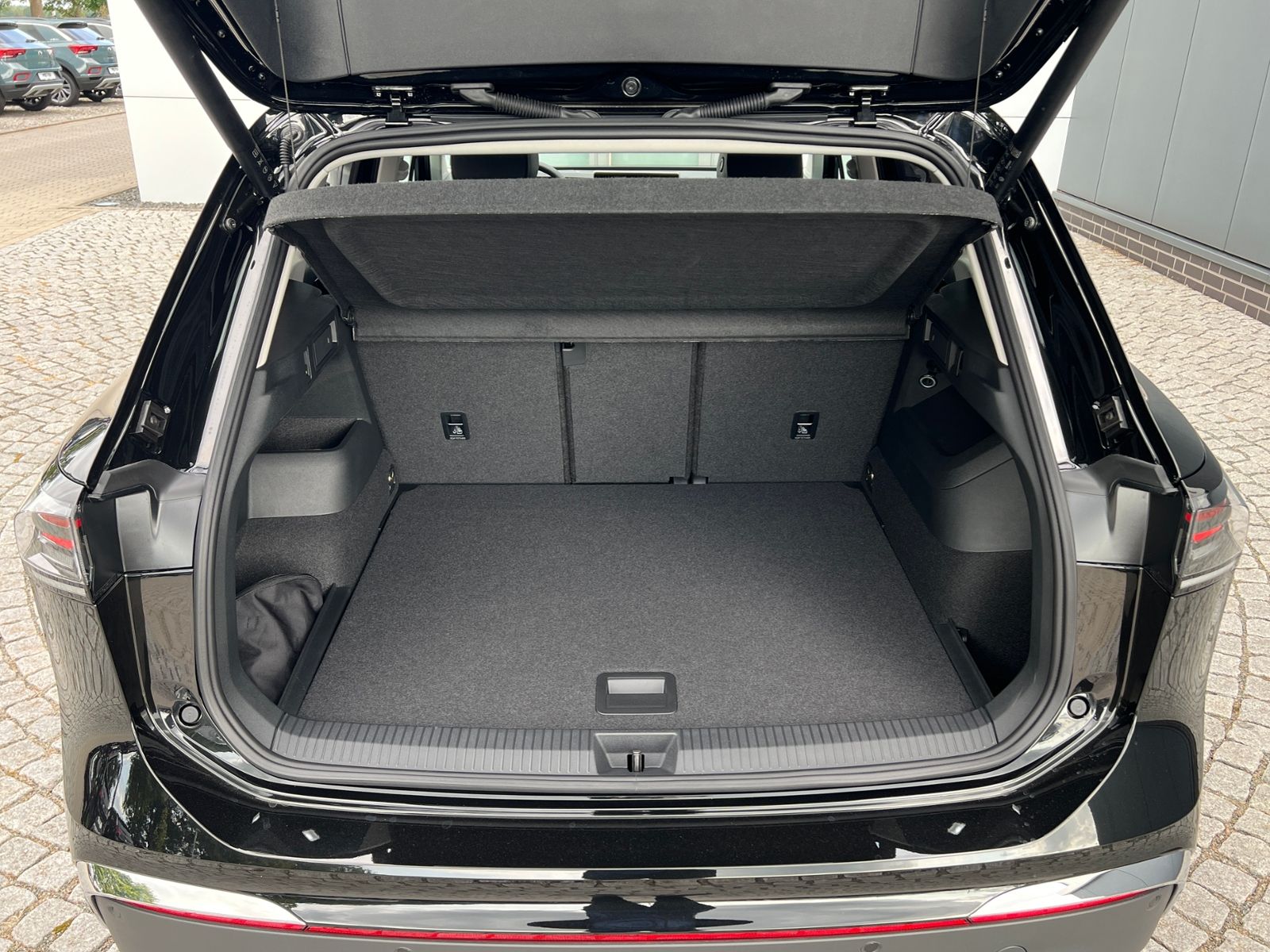 Fahrzeugabbildung Volkswagen Tiguan Elegance 1.5 eTSI DSG *AHK, IQ.Light, Nav