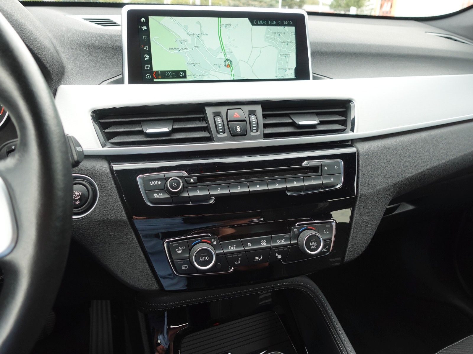 Fahrzeugabbildung BMW X1 xDrive20i A Sport Line I.Hd/AHK/LED/HeadUp/18