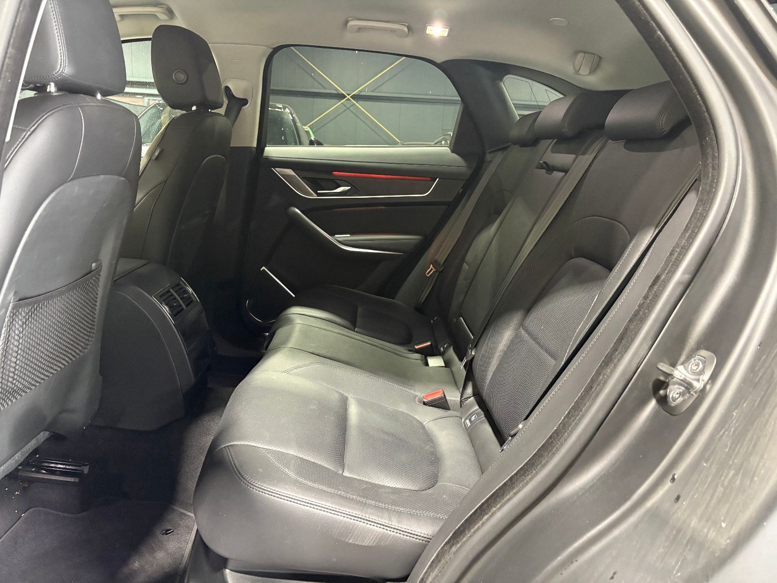 Fahrzeugabbildung Jaguar F-PACE SE AWD/D300/MEMORY/MASSAGE/APPLE/NAVI/KAM