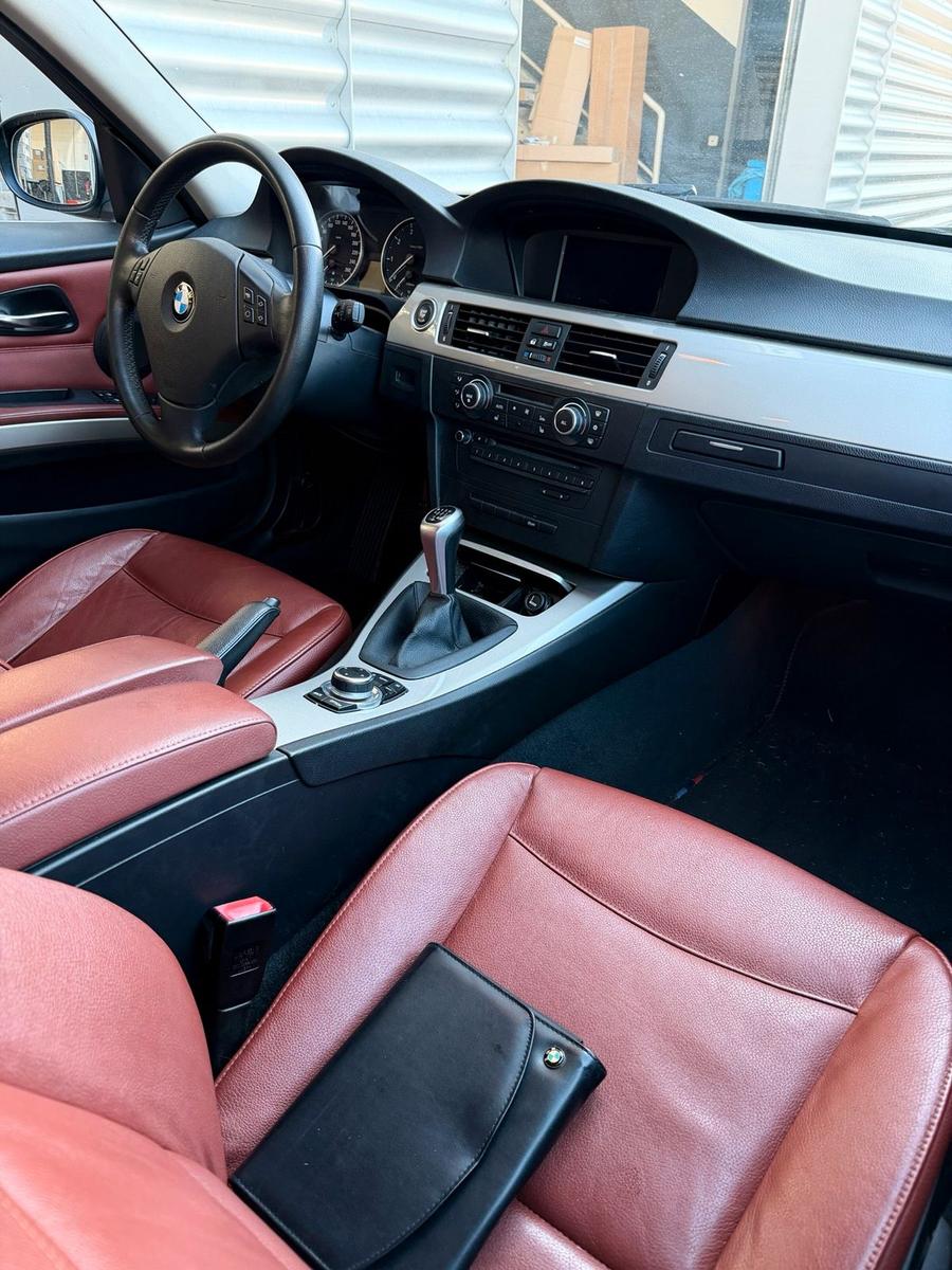 BMW 318 2011 — photo 12