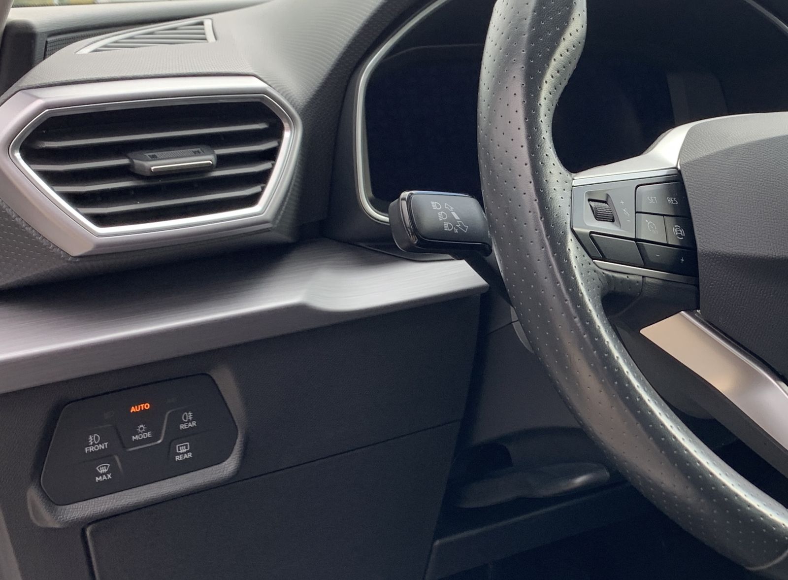 Fahrzeugabbildung SEAT Leon 1.5 TSI*FR-Line*LED*Navi*PDC*Spur*