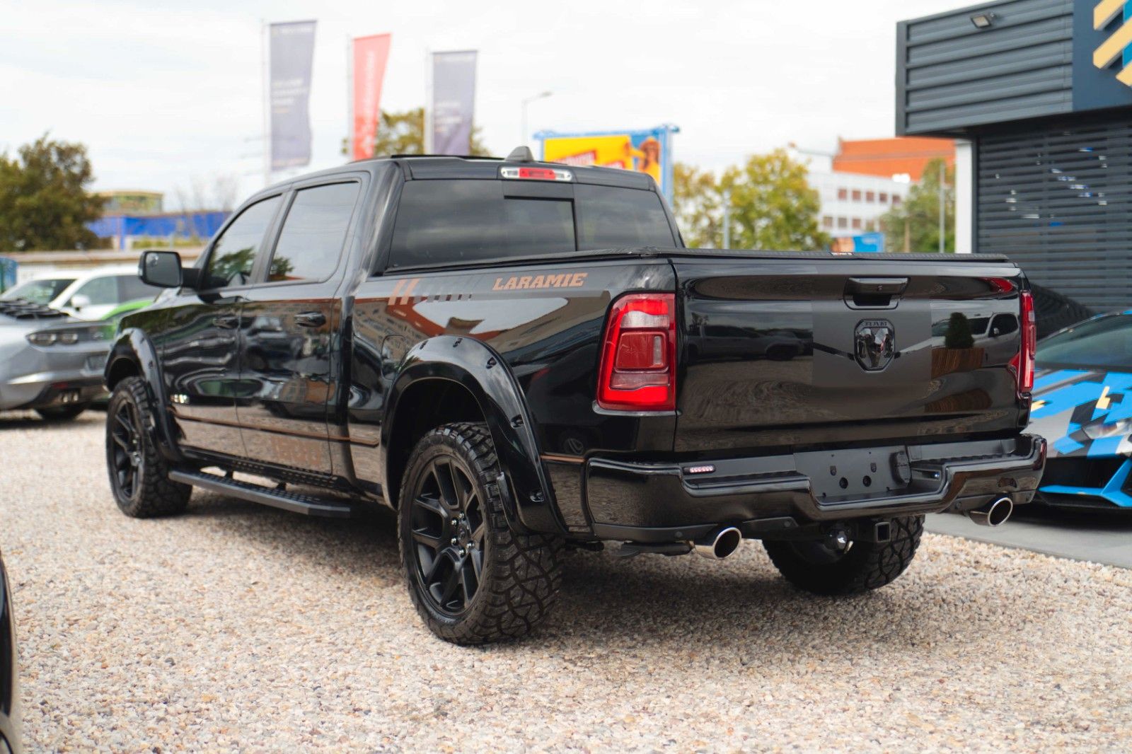Fahrzeugabbildung Dodge RAM 5.7 V8 HEMI 4x4 Night LARAMIE LONGBED 19%