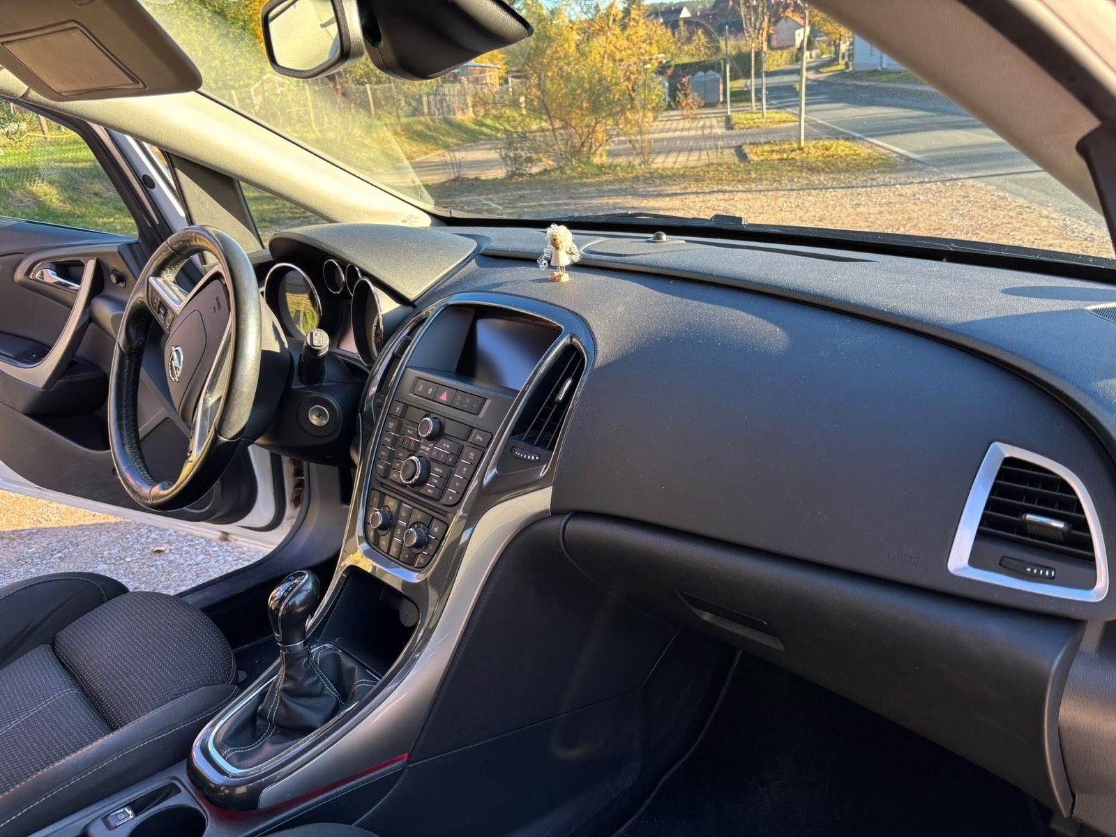 Opel Astra 2013 — photo 10