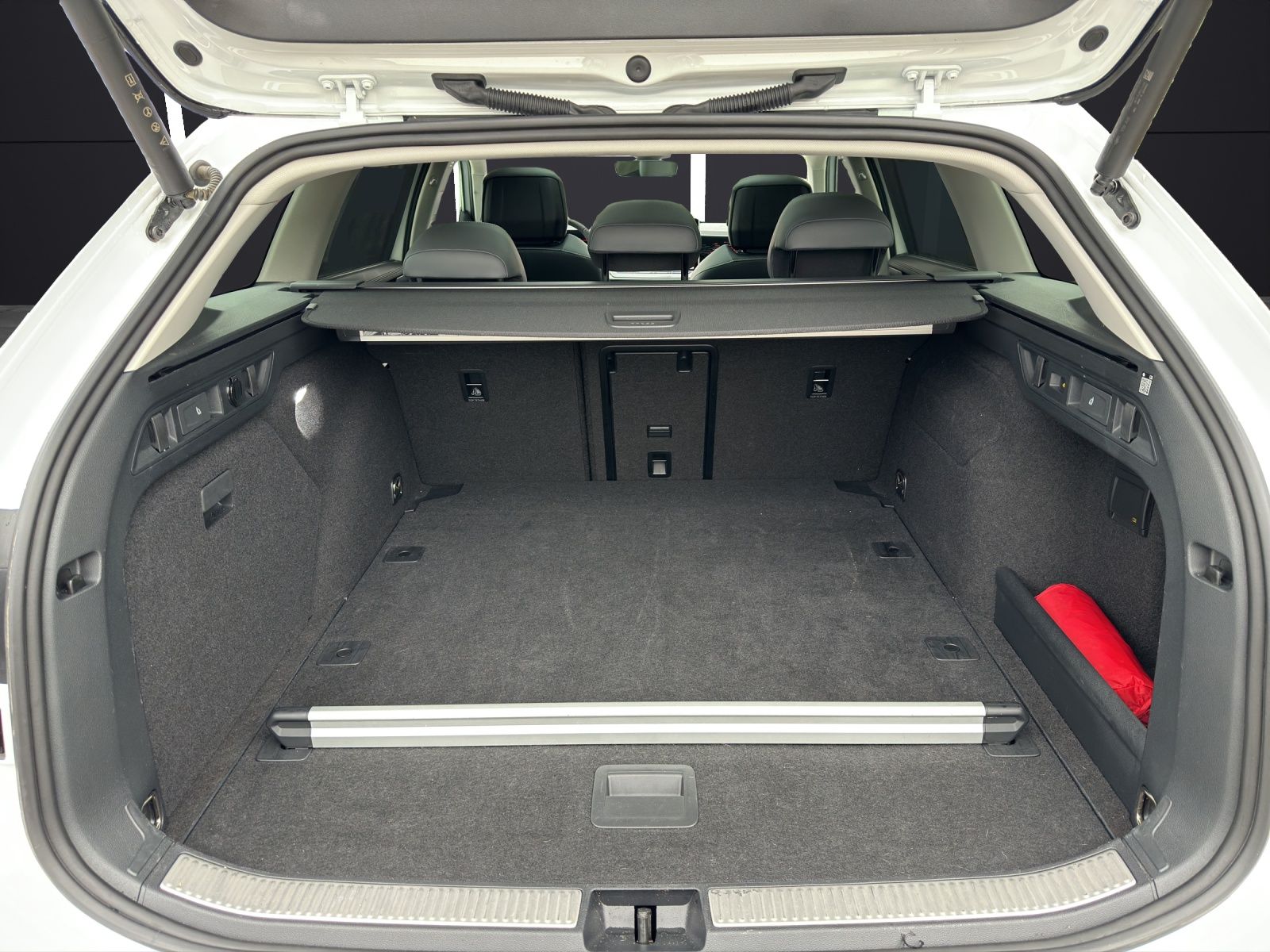 Fahrzeugabbildung Volkswagen Passat TDI Elegance DSG Matrix Standhzg AHK Navi