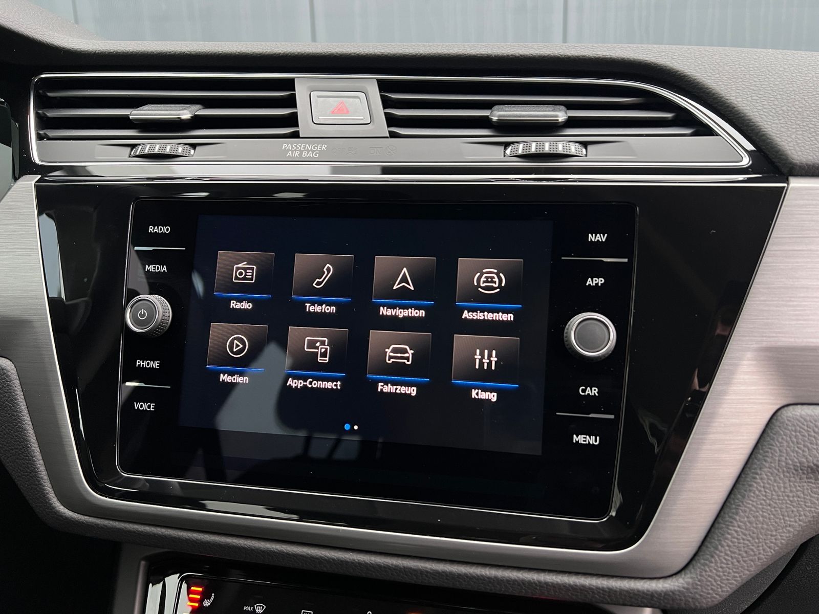 Fahrzeugabbildung Volkswagen Touran Comfortline 1.5 TSI DSG *LED, AHK, 7 Sitz