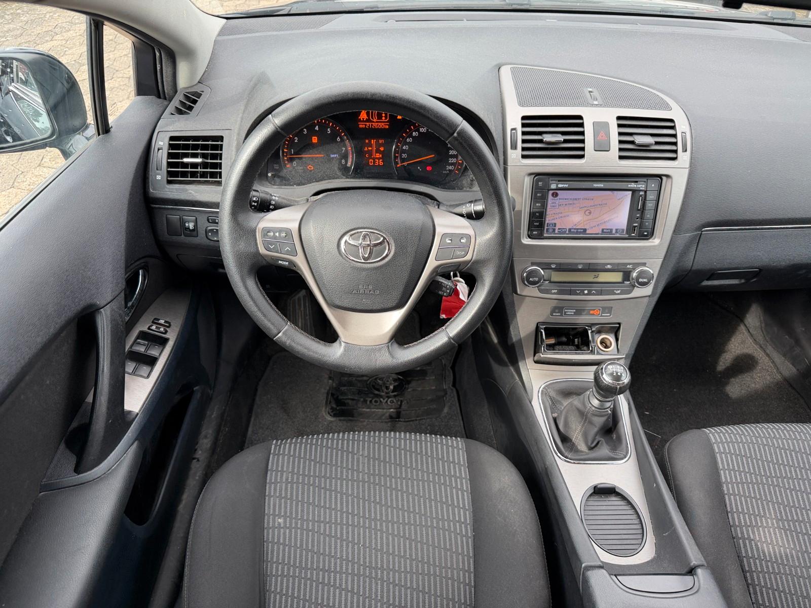 Toyota Avensis 2011 — photo 8