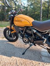 Ducati Scrambler 1100 Tribute Pro - wie neu, mit Tasche - DUCATI GELB