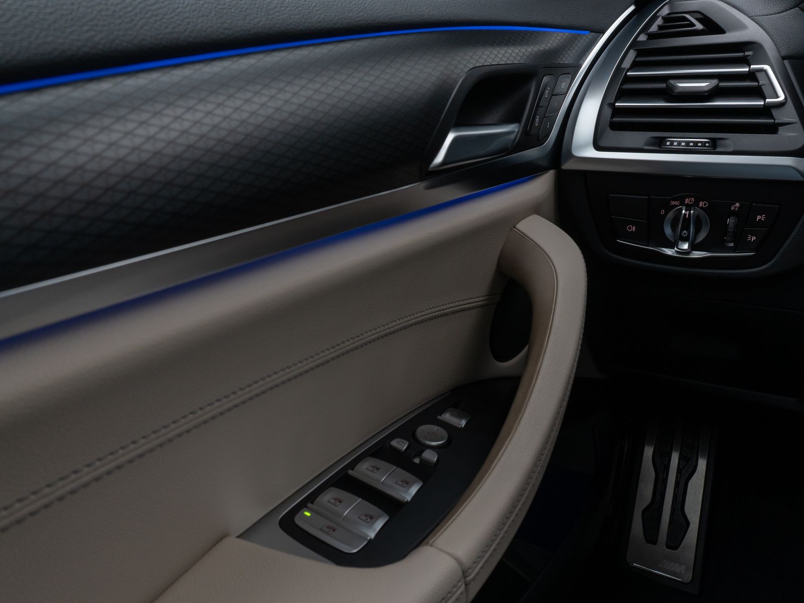 Fahrzeugabbildung BMW X3 M40i Panorama Laser 360°HUD DAB HiFi AHK ACC