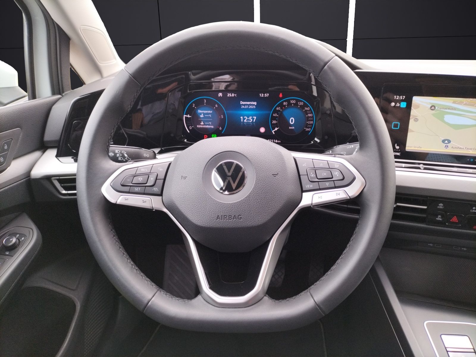 Fahrzeugabbildung Volkswagen Golf VIII TDI Life DSG LED Navi AID ACC PDC SH