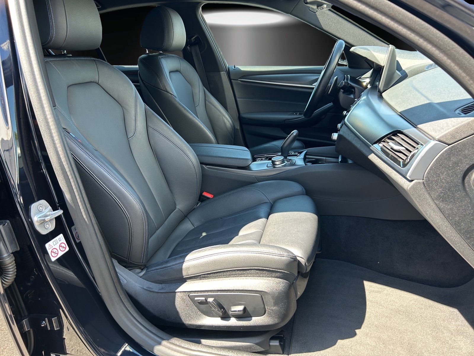 Fahrzeugabbildung BMW 530d Aut. M-Sportpaket/LIVE-COCKPIT/KAMERA/LED/
