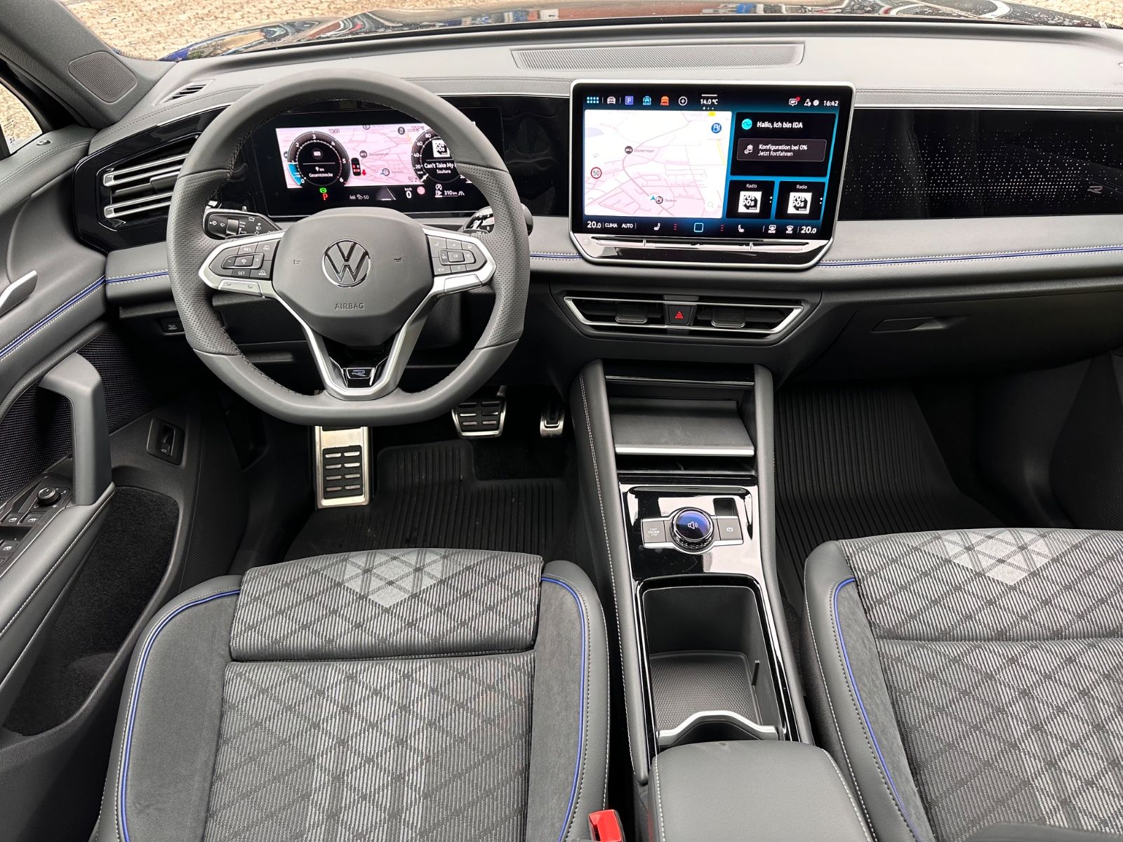 Fahrzeugabbildung Volkswagen Tiguan 2.0 TDI 4M R-Line AHK/Black/Pano/ACC/LED