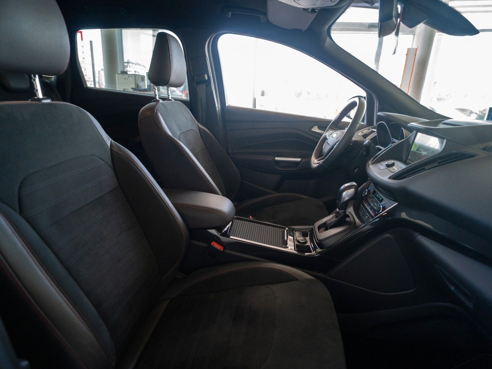 Fahrzeugabbildung Ford Kuga ST-Line AUTOM./ALLRAD/WINTER-P./NAVI