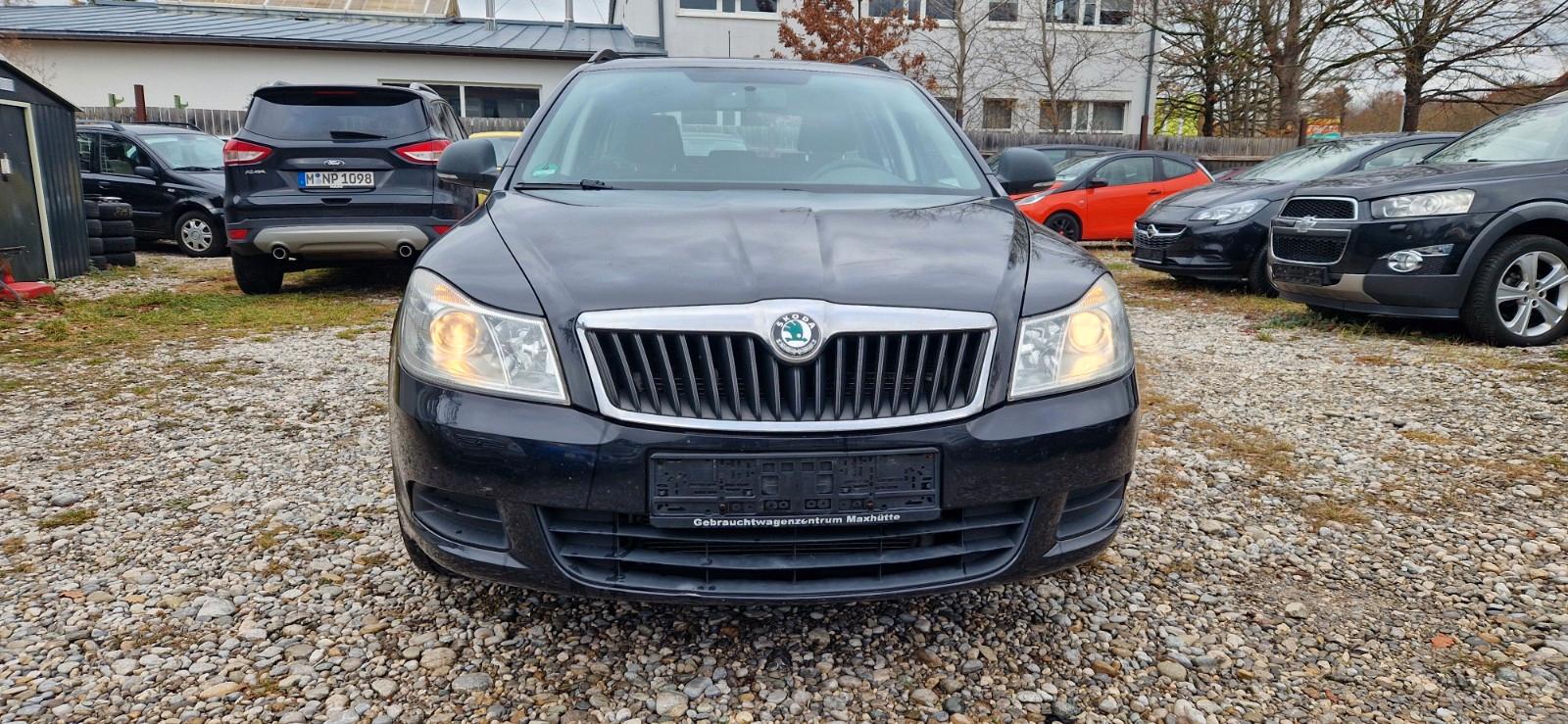 Skoda Octavia 2011 — rear view