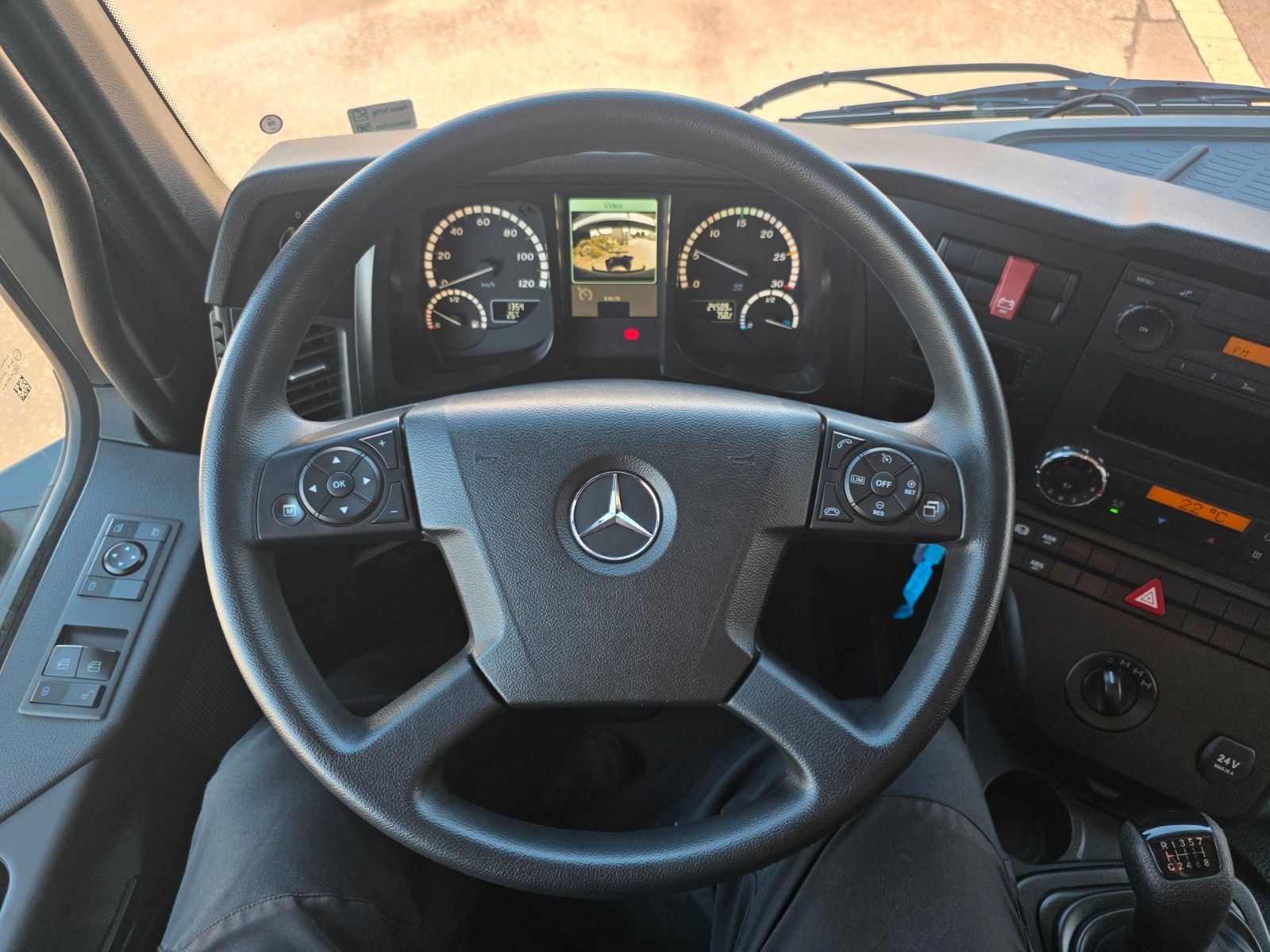 Fahrzeugabbildung Mercedes-Benz Arocs 1827 A 4x4 LBW Tür+Treppe Schalter