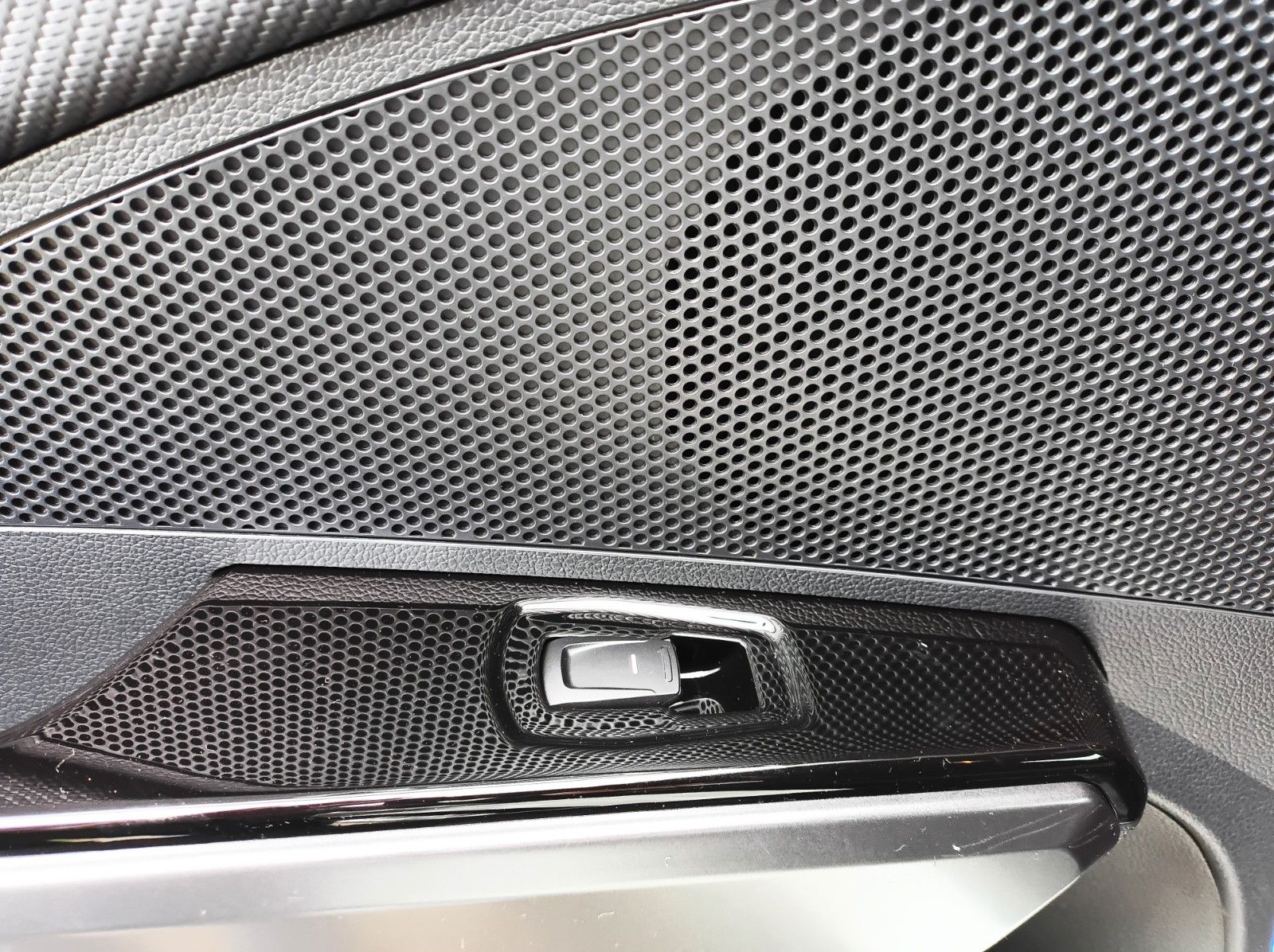 Fahrzeugabbildung KGM TIVOLI NOMAD+SH+KLIMAANLAGE+R.-KAMERA+10.25 ZOLL