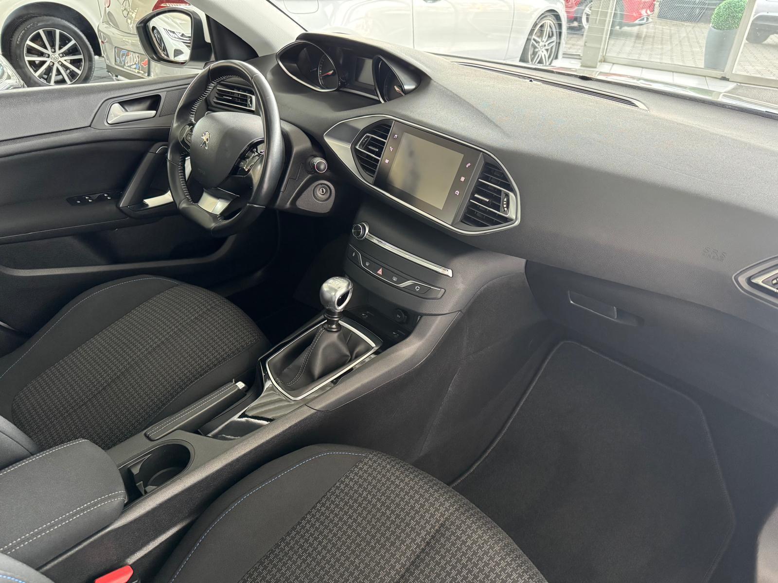 Peugeot 308 Style *Panorama*Kamera*CarPlay*Navi*SHZ*PDC*