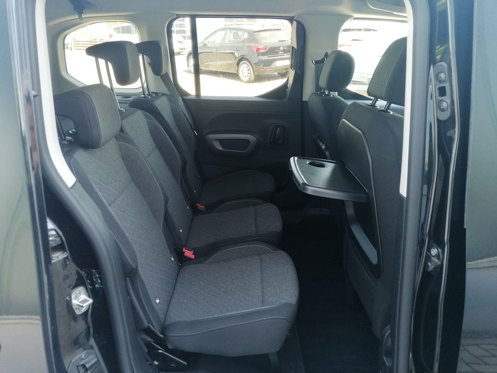 Fahrzeugabbildung Opel Combo 1.5 D PKW MATRIX-LED ALU KAMERA NAVI 10"