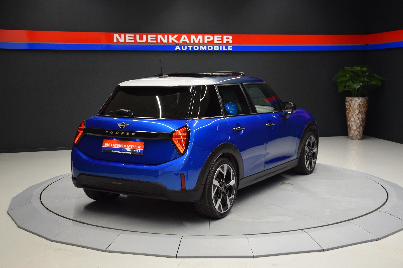 Fahrzeugabbildung MINI Cooper C Favoured Trim 5-Türen Paket-L Pano h/k