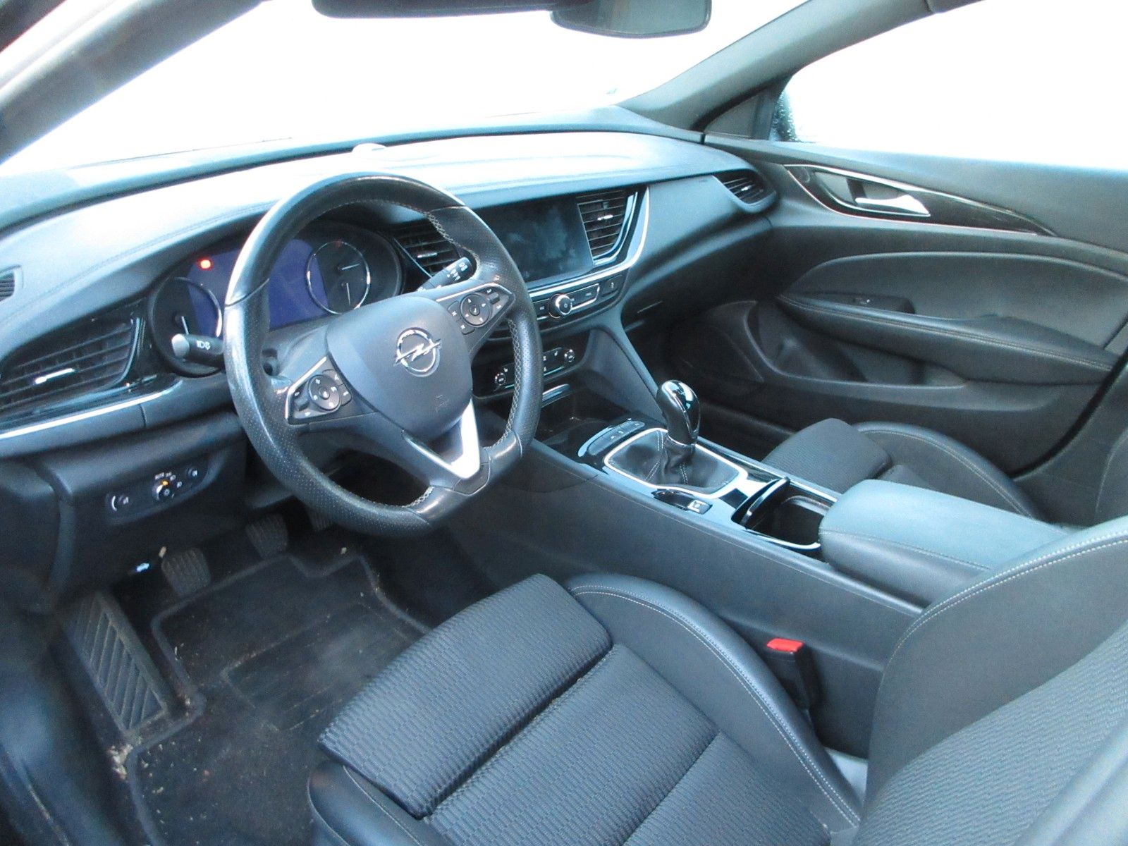 Fahrzeugabbildung Opel Insignia B ST  1.5D ELEG. LED/NAVI/SHZ/LHZ/PANO