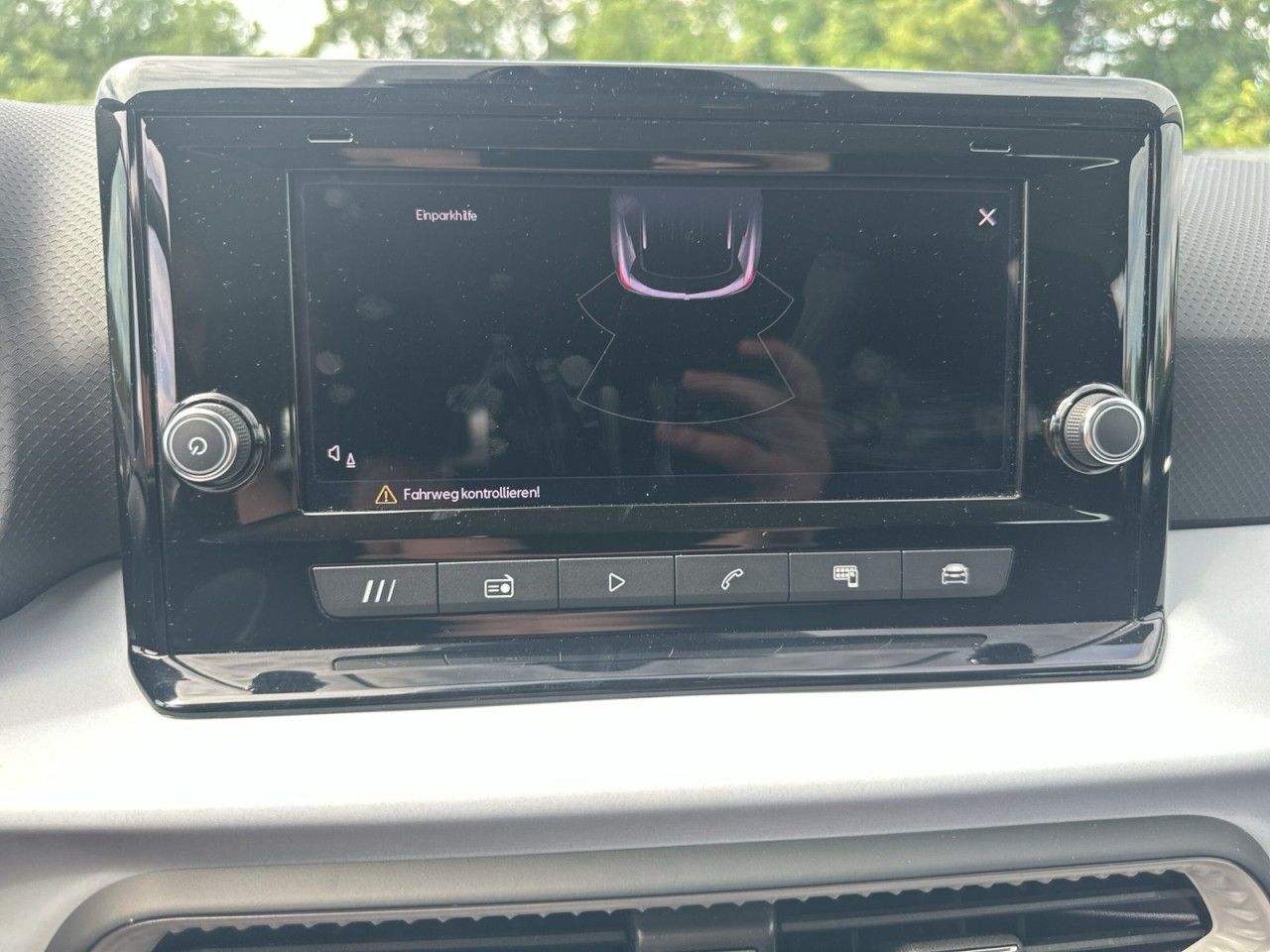 Fahrzeugabbildung SEAT Arona 1.0TSI 116PS Style Edition*AHK*1Hnd* - mit KI generiert/bearbeitet