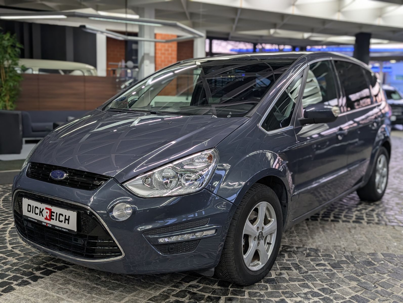 Fahrzeugabbildung Ford S-MAX Titanium SHZ*PDC*TEMP*NAVI*7 SITZER