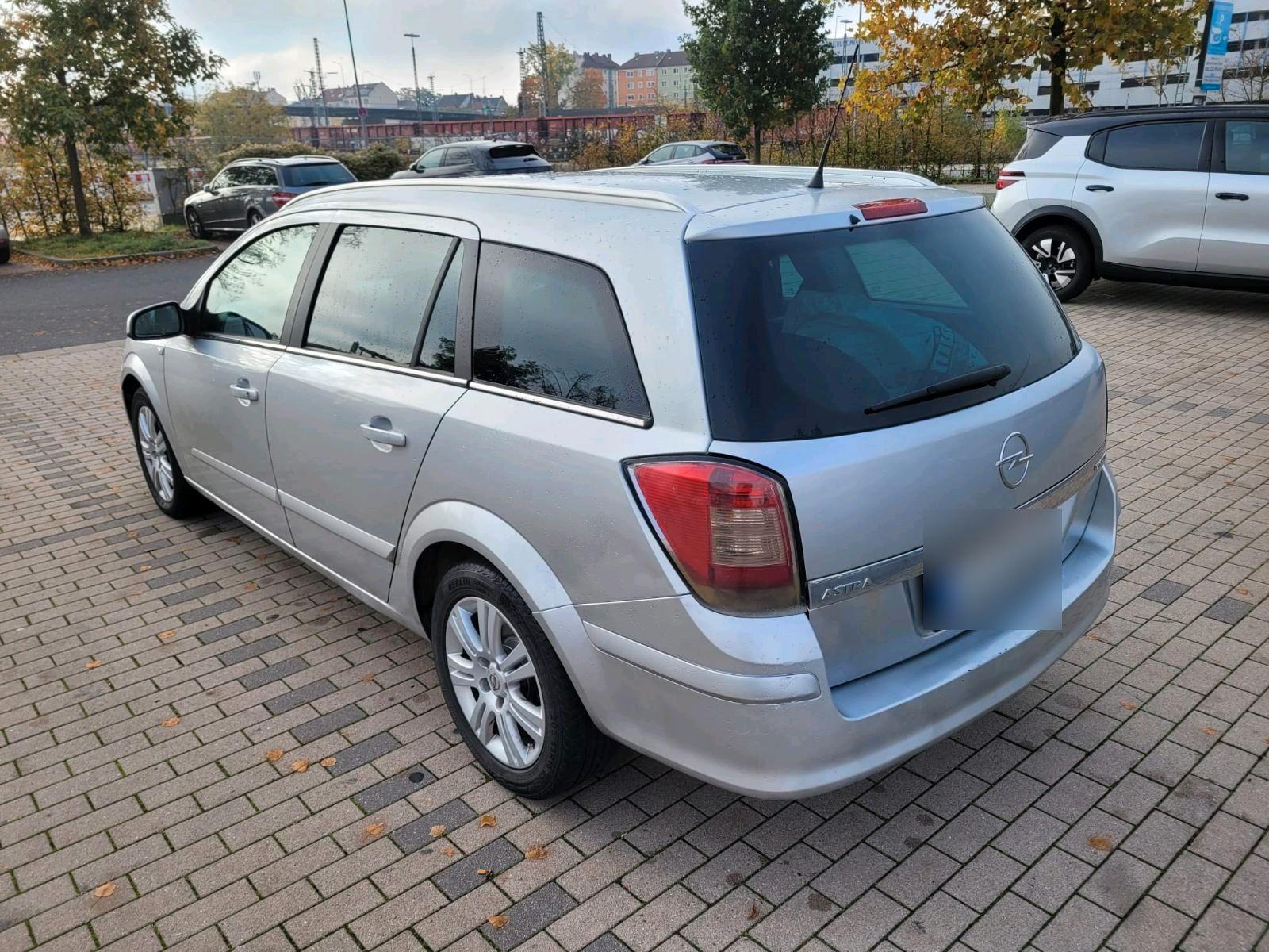 Opel Astra 2008 — rear view