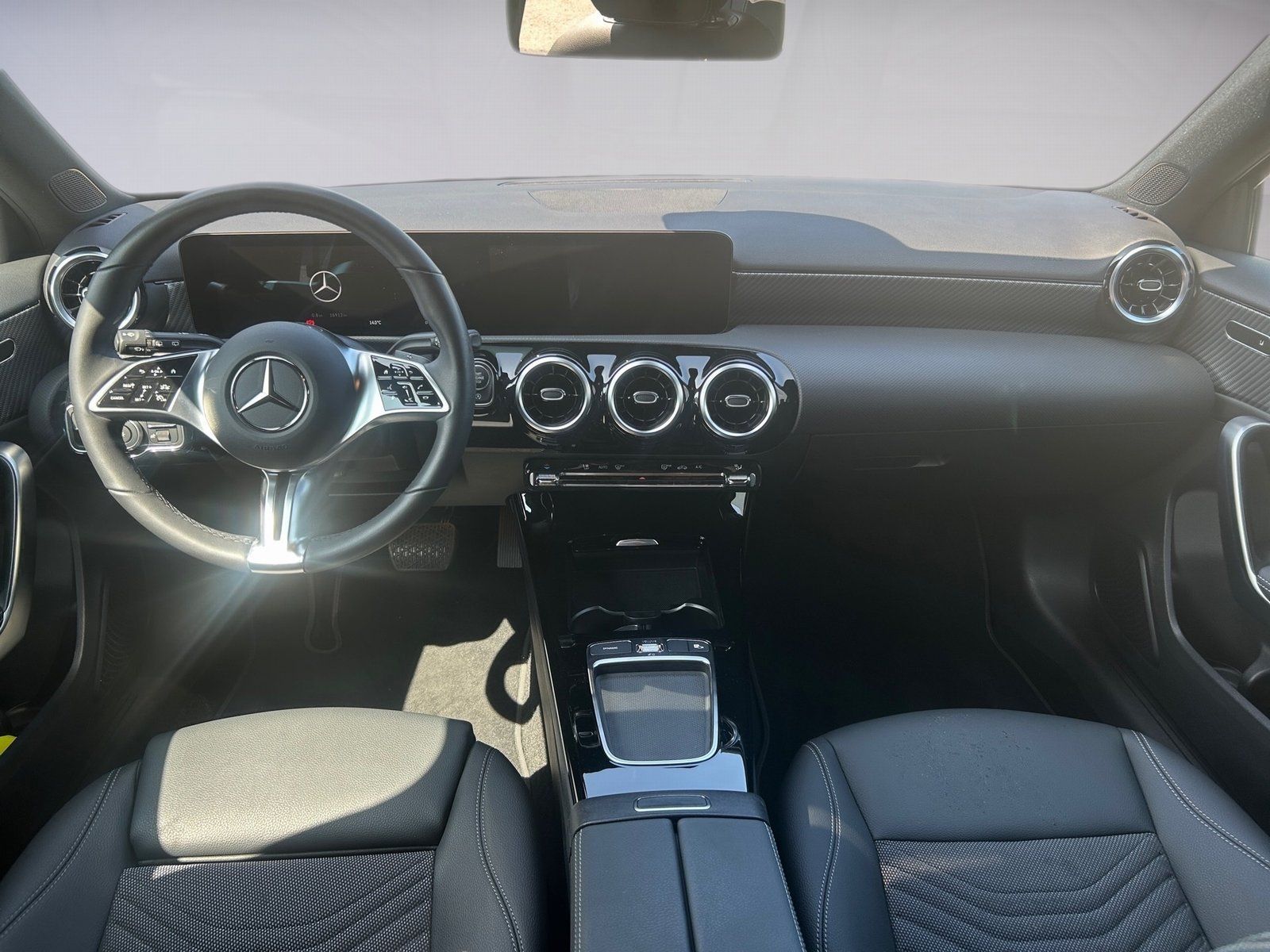 Mercedes-Benz A 180 Progressive MBUX NAVI PRE LED 17 KAM SHZ foto 14