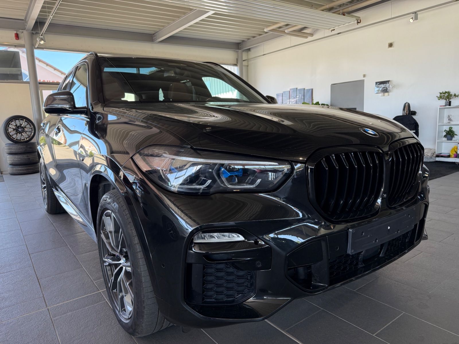 Fahrzeugabbildung BMW X5 xDrive40d M Sport*AHK*StandHz*SkyL*H/K*Laser*