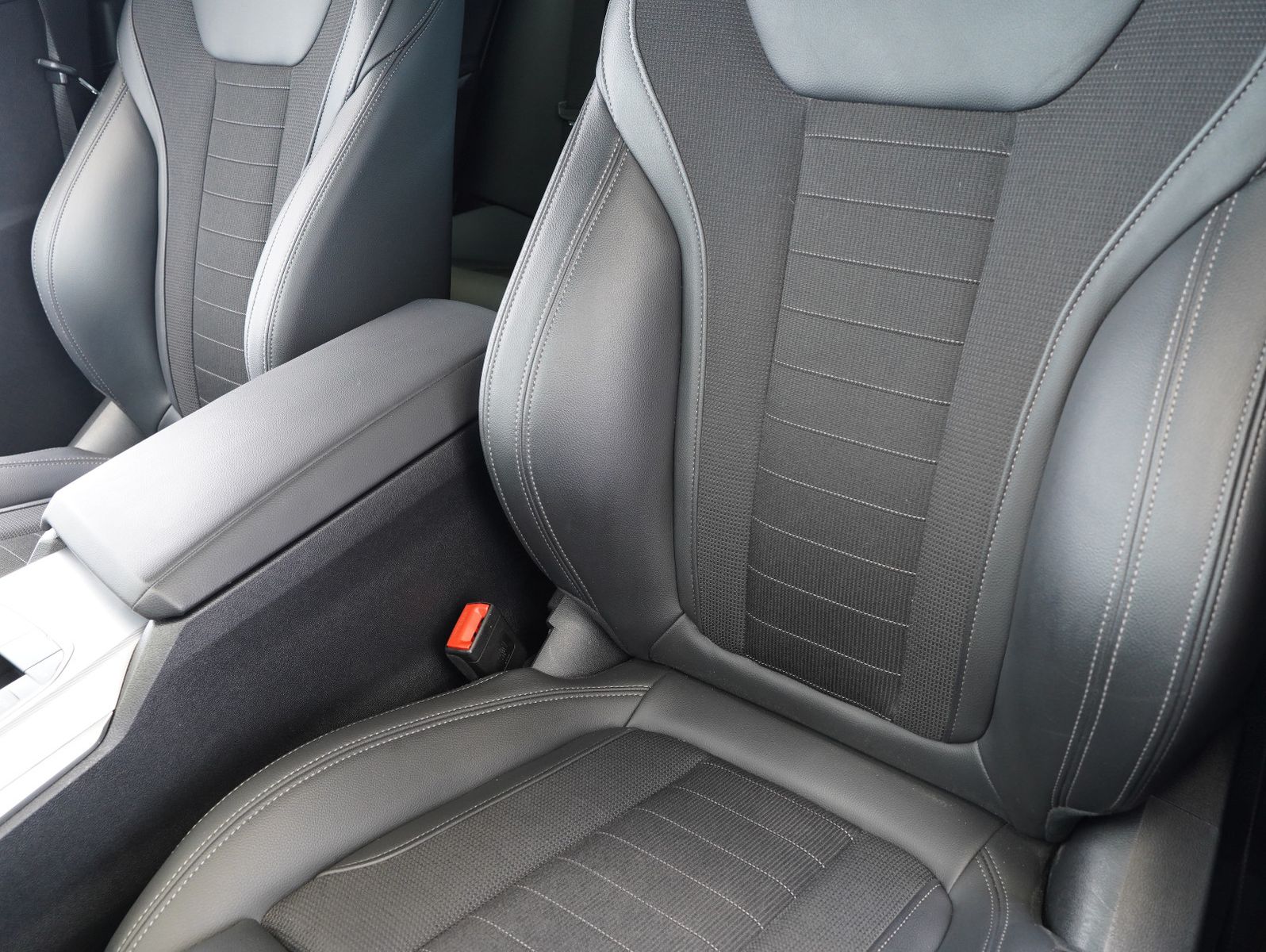 Fahrzeugabbildung BMW 330 e Touring Sport Line INDIVIDUAL/HEADUP/LASER