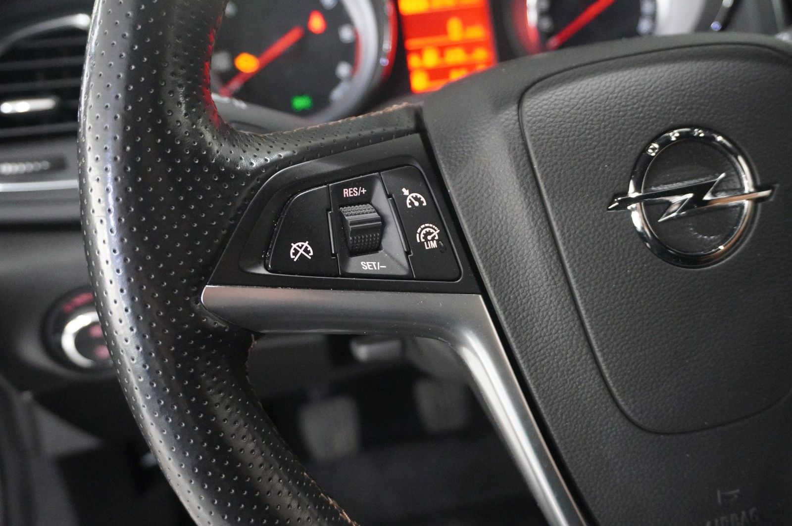 Fahrzeugabbildung Opel Cascada 2.0D ACTICE NAVI/LED/KAMERA/SPORT/SHZ