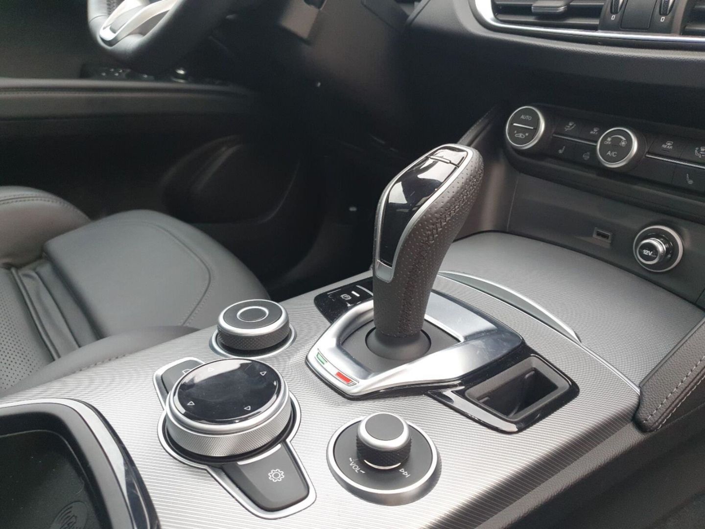 Fahrzeugabbildung Alfa Romeo Stelvio Veloce Q4 2.0 Turbo - Panoramadach -