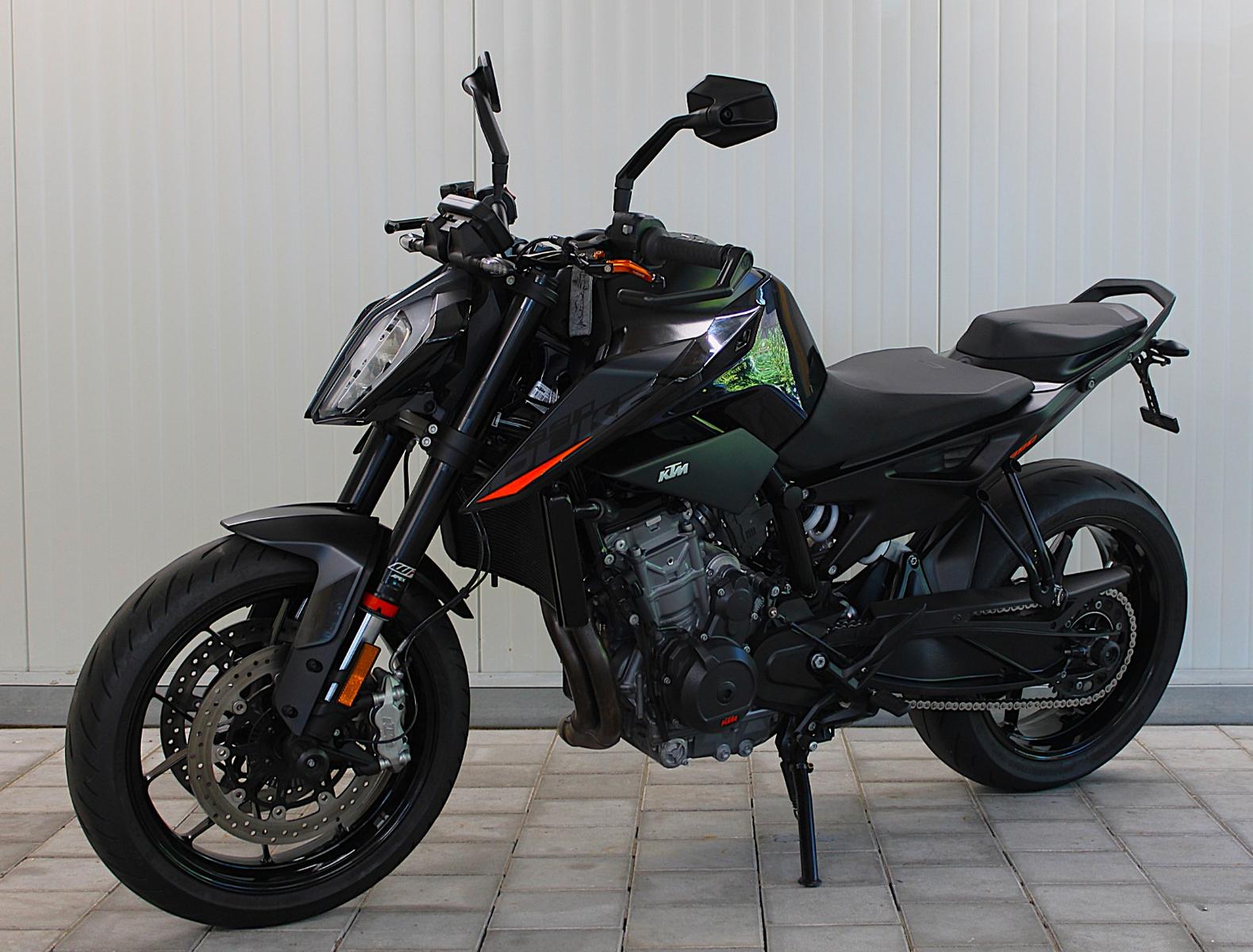 KTM 890 Duke mit Tieferlegung und Zubehör