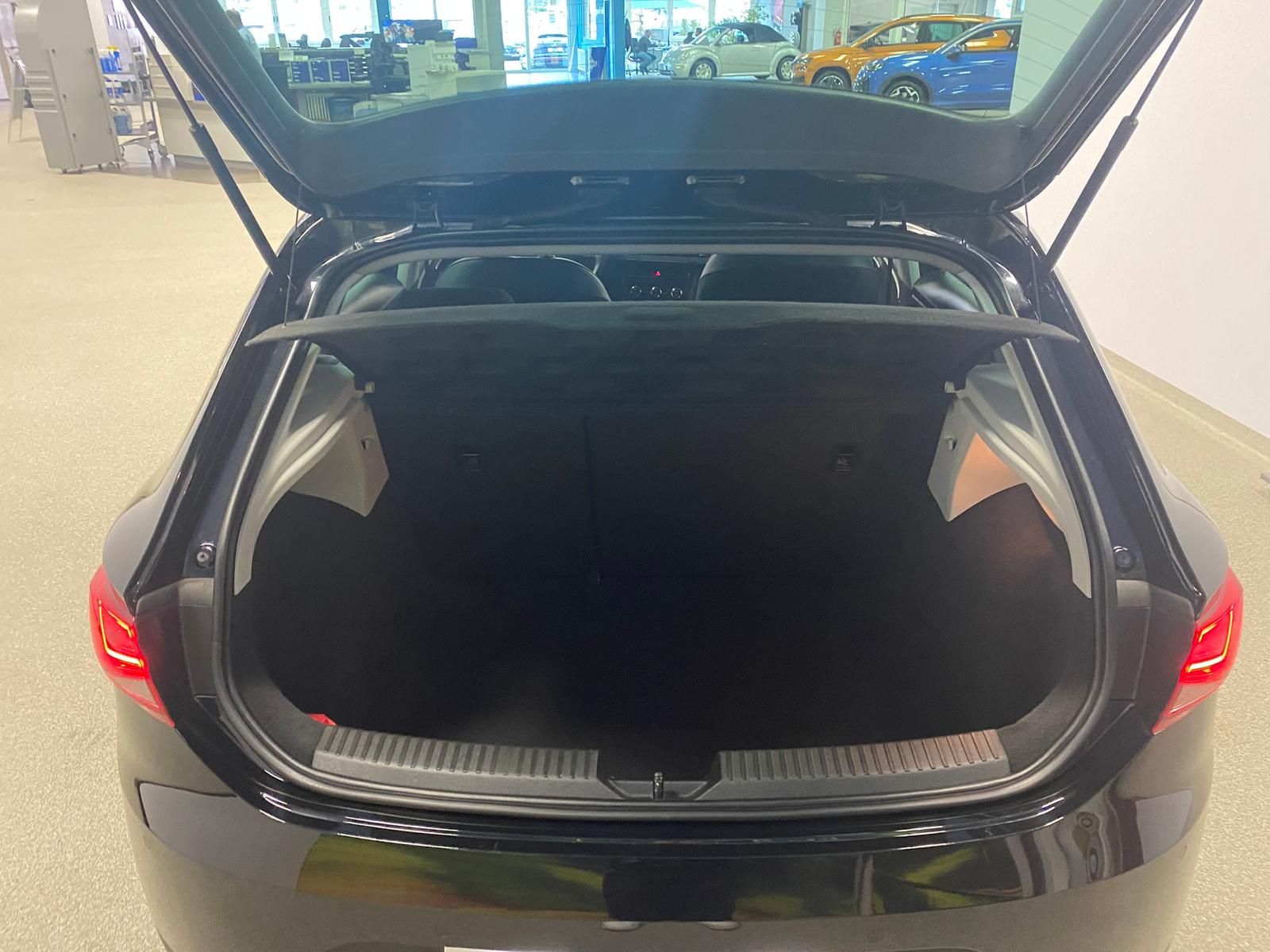 Fahrzeugabbildung SEAT Leon FR 2.0 TDI 184PS+APP+19"+NAVI+SHZ+LED+PDC++