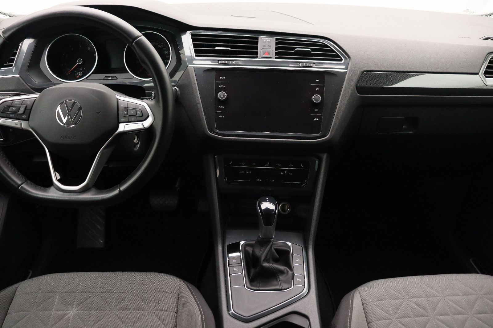 Fahrzeugabbildung Volkswagen Tiguan 1.5 DSG Life ACC LED Apple CarPlay