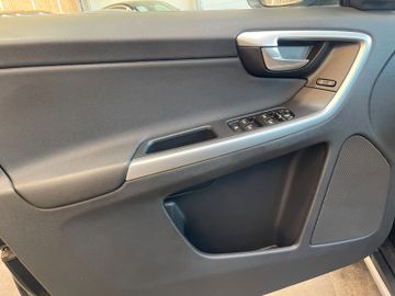 Volvo XC60 Momentum AWD *BI-XENON*PANO*NAVI*PDC*AHK*