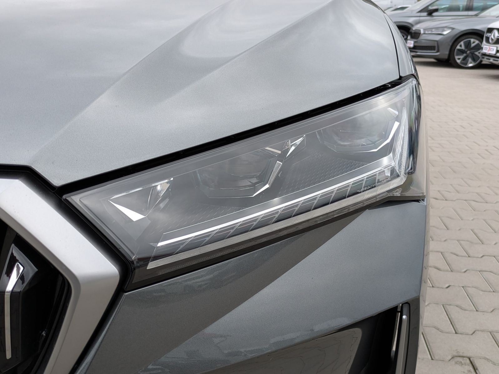 Fahrzeugabbildung SKODA Superb 2.0 TDI 4x4 Selection MATRIX*AHK*5J GAR.