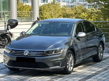Volkswagen Passat - 1