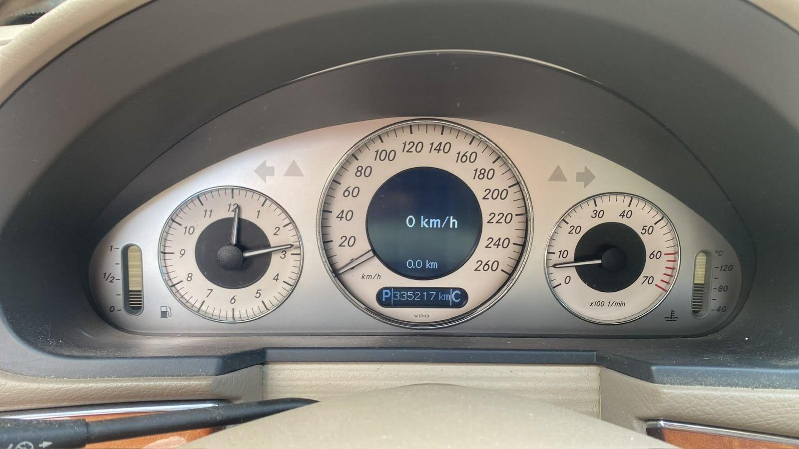Mercedes-Benz E500 2005 — photo 12