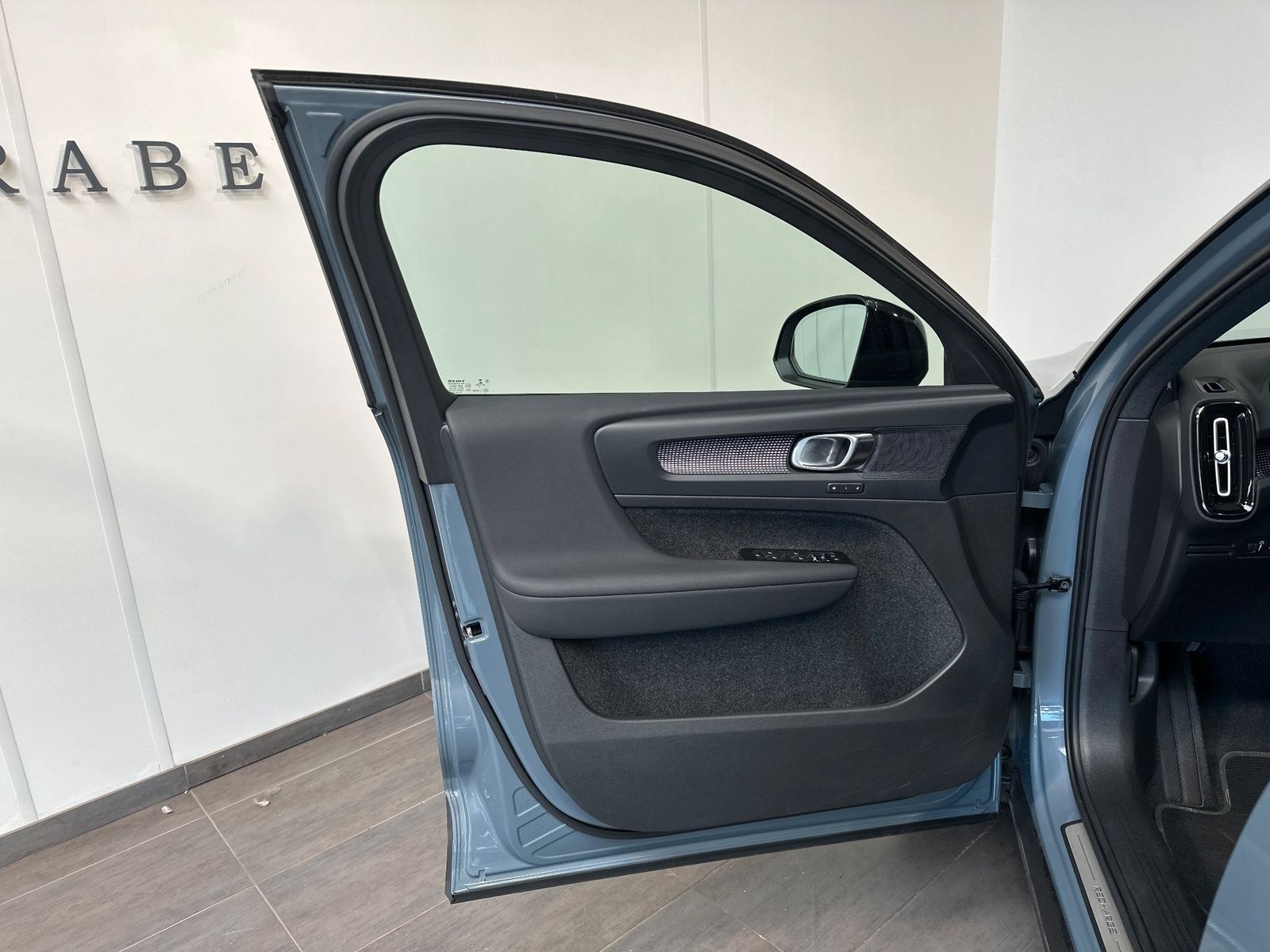 Fahrzeugabbildung Volvo XC40 T5 Recharge DKG R Design NAV+LED+PANO+AHK