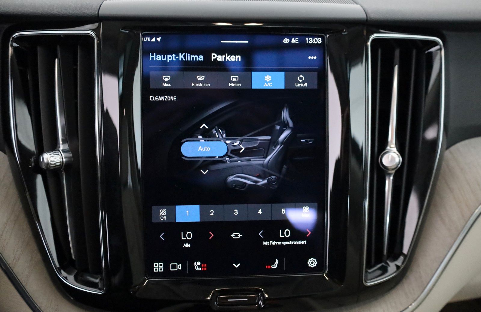 Fahrzeugabbildung Volvo XC60 AWD Plus Dark Leder,LED,Panorama,360° Cam