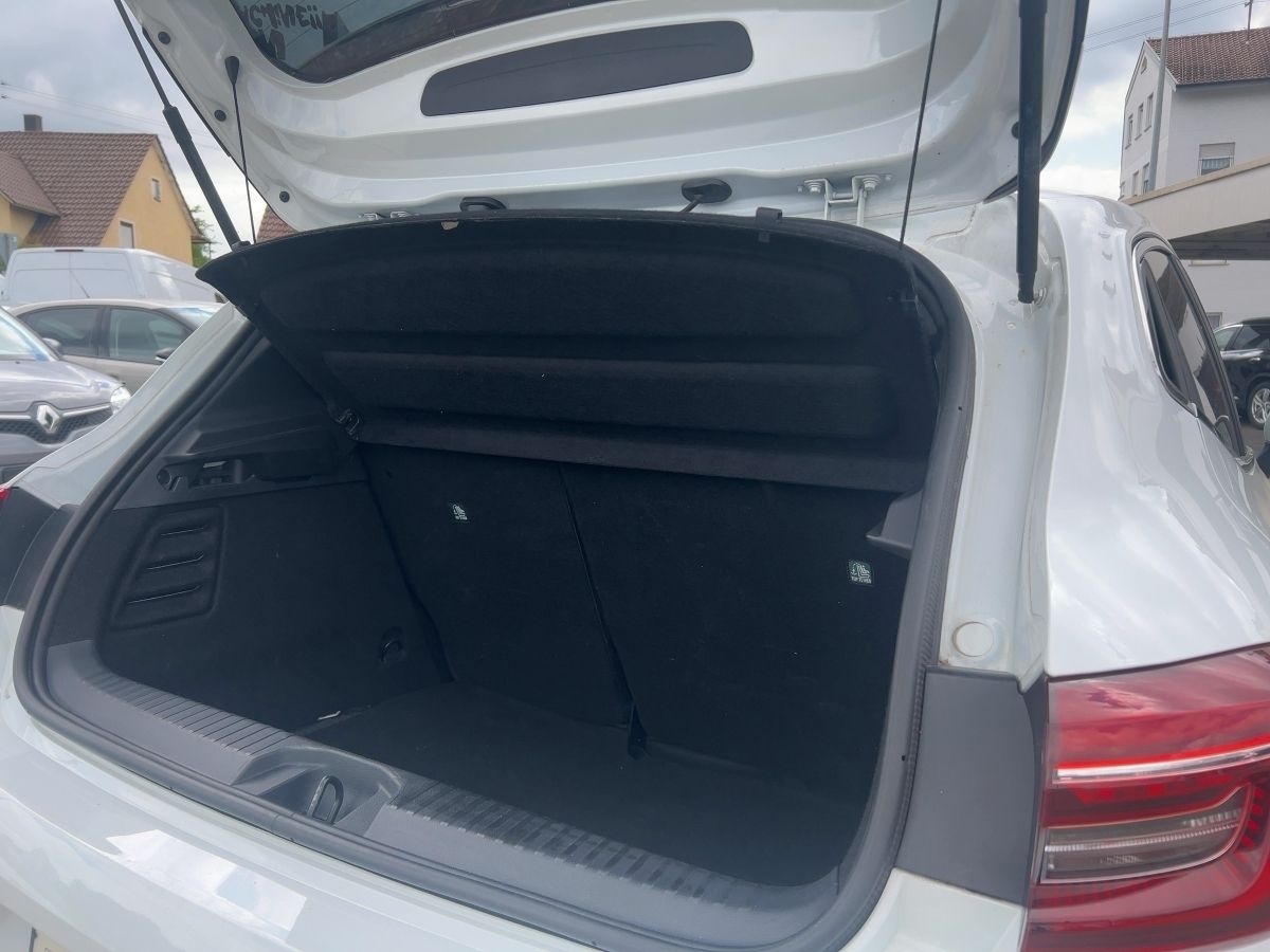 Fahrzeugabbildung Renault Clio TCe 140 Intens Navi Kamera SHZ - mit KI generiert/bearbeitet
