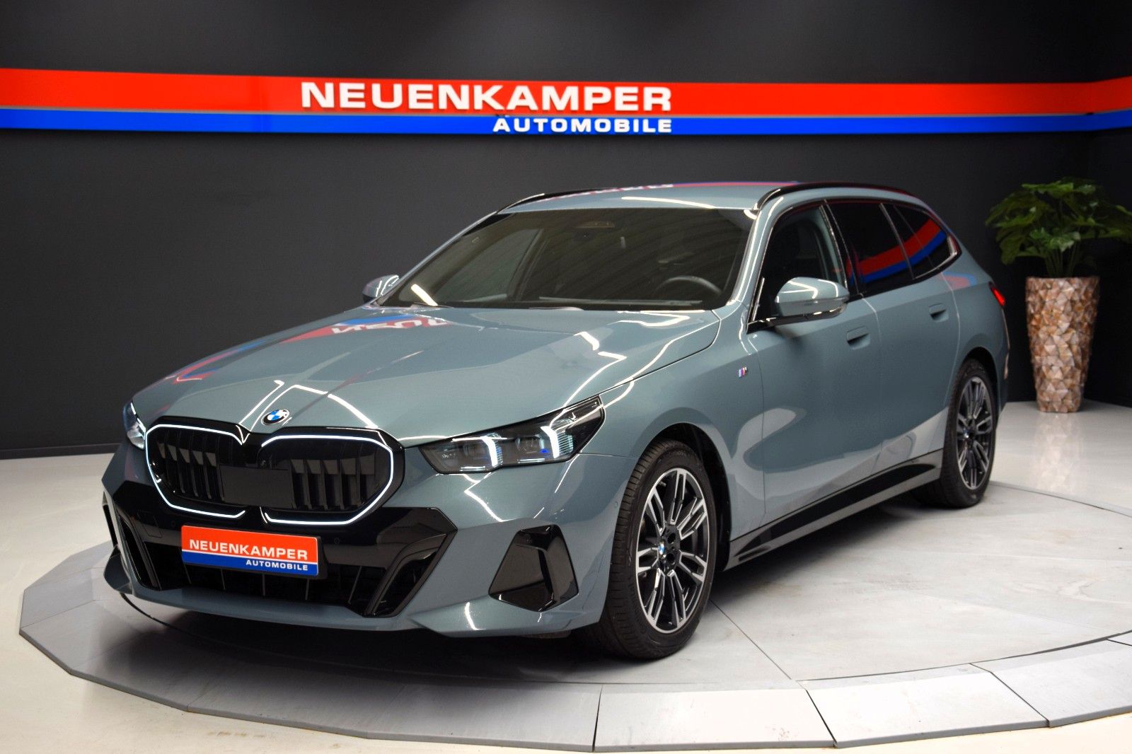 Fahrzeugabbildung BMW 520d xDrive Tour M Sport Pro Iconic Glow Stndhzg