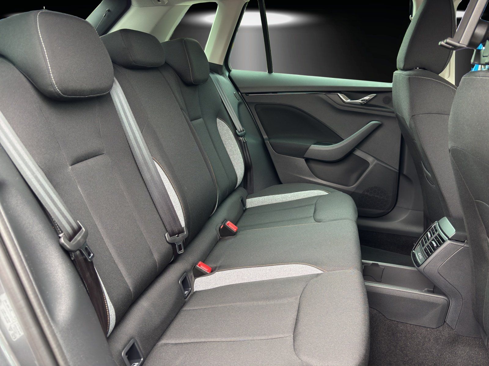 Fahrzeugabbildung SKODA Kamiq Tour 1,0 TSI 85 kW DSG RFK/LED/el. Heckkl.