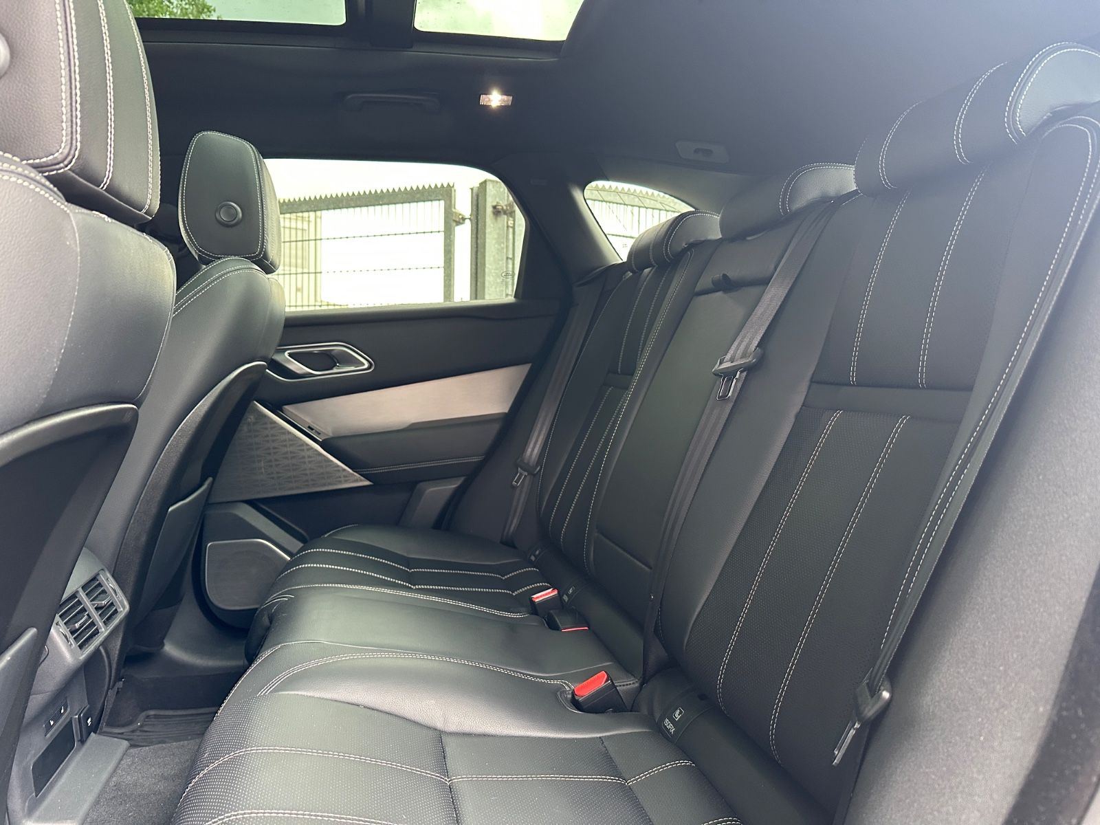 Fahrzeugabbildung Land Rover Range Rover Velar R-Dynamic*PANO*MEMEORY*HEADUP