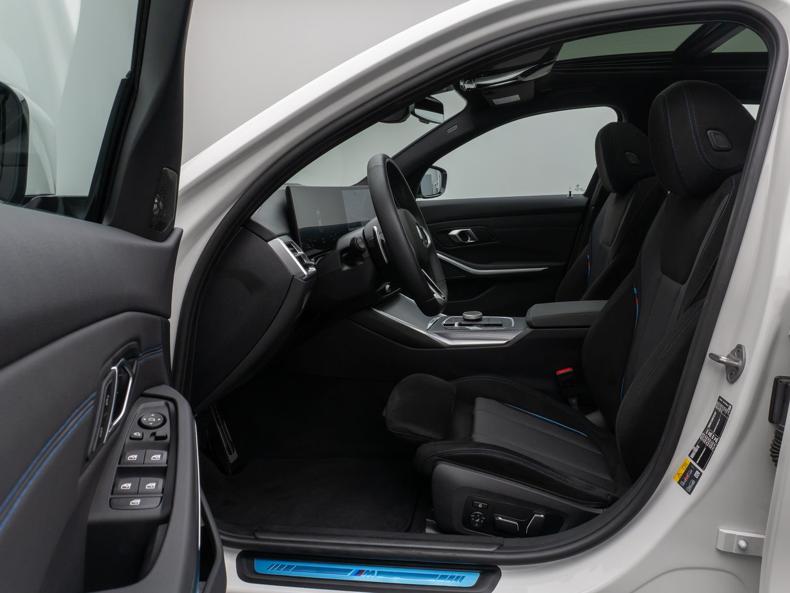 Fahrzeugabbildung BMW 330e M Sport Panorama 360°HUD DAB H/K AHK ACC